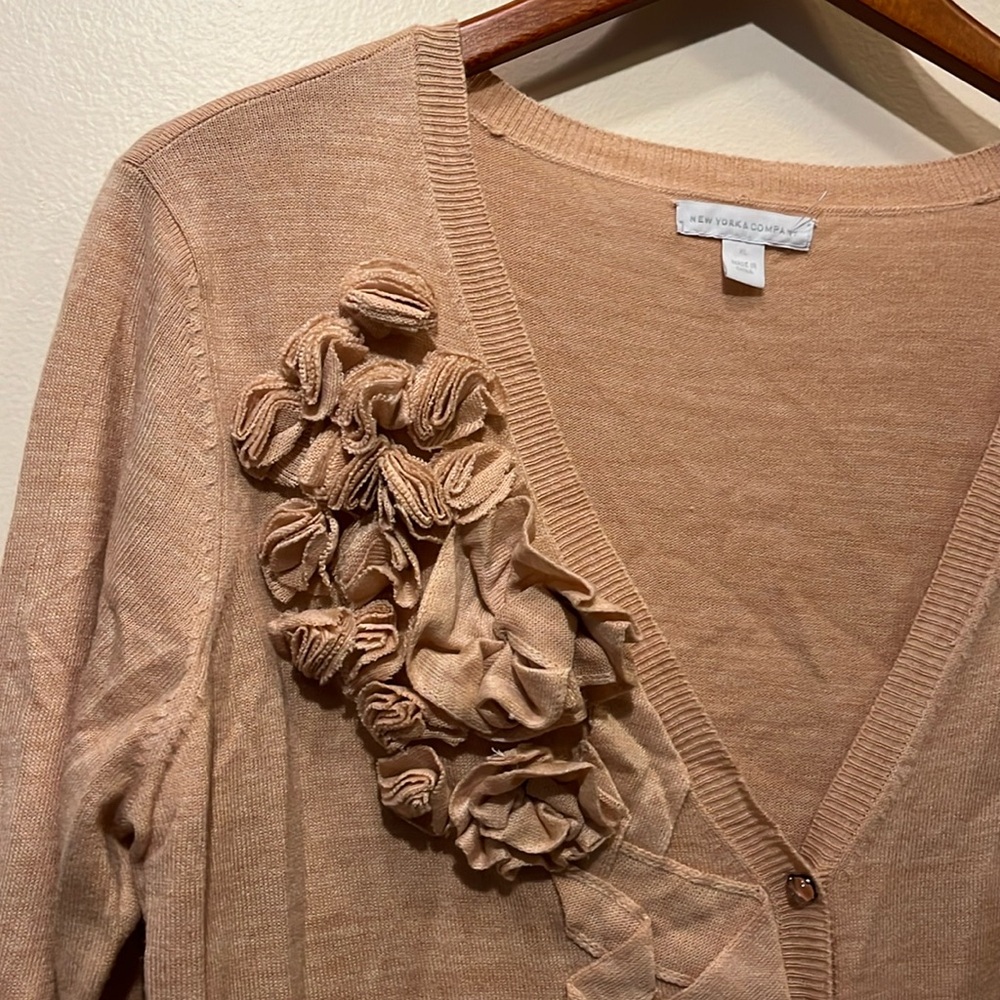 Lovely peach cardigan with roses and ribbons size XL